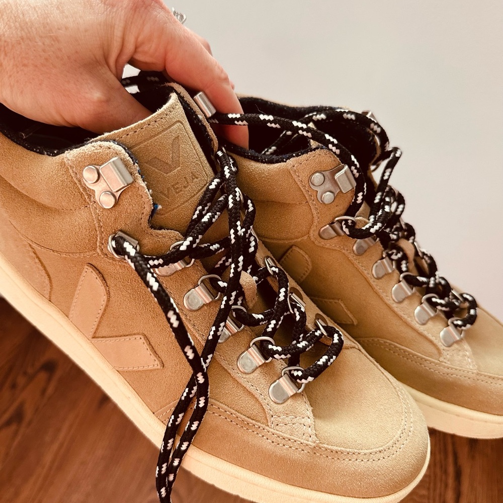 Vera Roraima Suede Dune Almond New Without Box